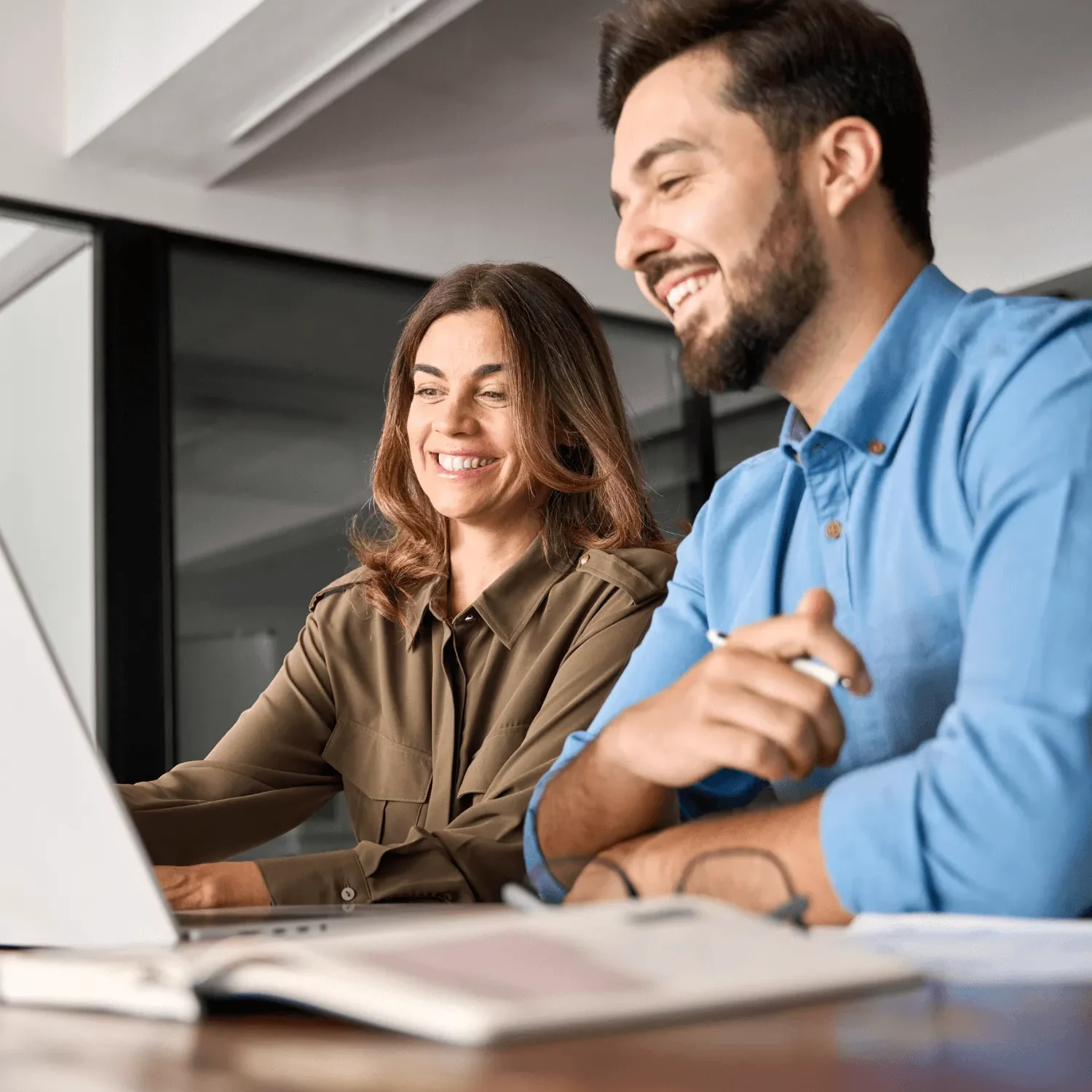 coworkers-on-computer